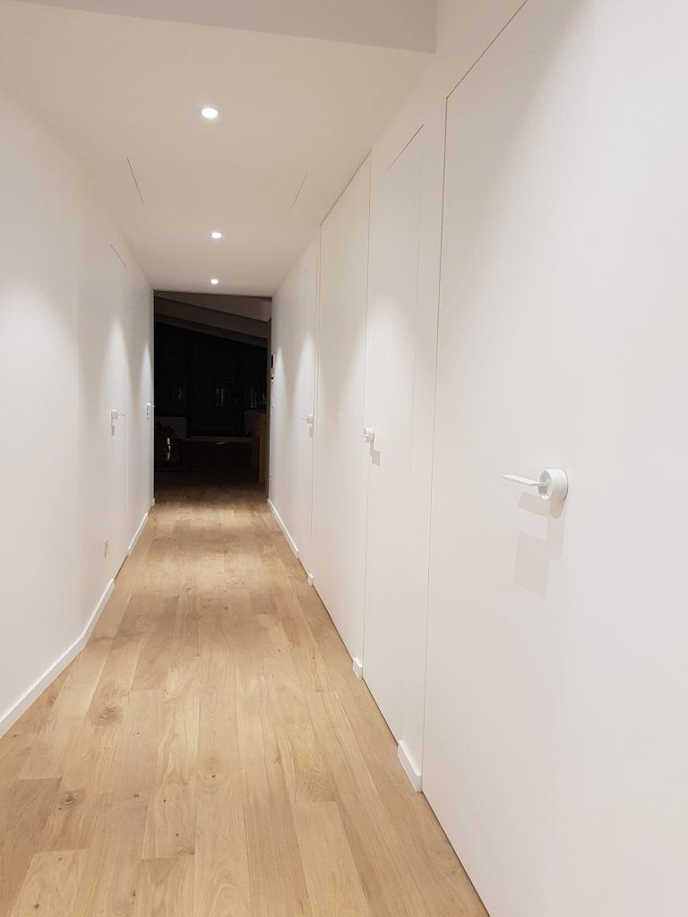 Couloir avec porte battante affleurante Syntesis ECLISSE