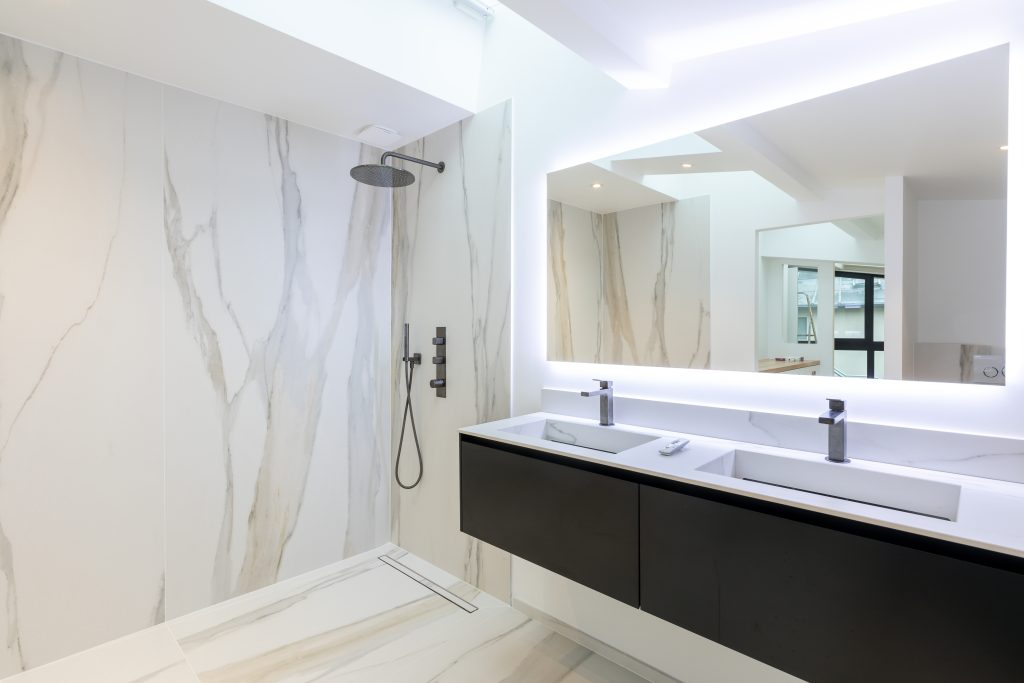 Une douche à l'italienne marbrée et moderne pour cette rénovation parisienne