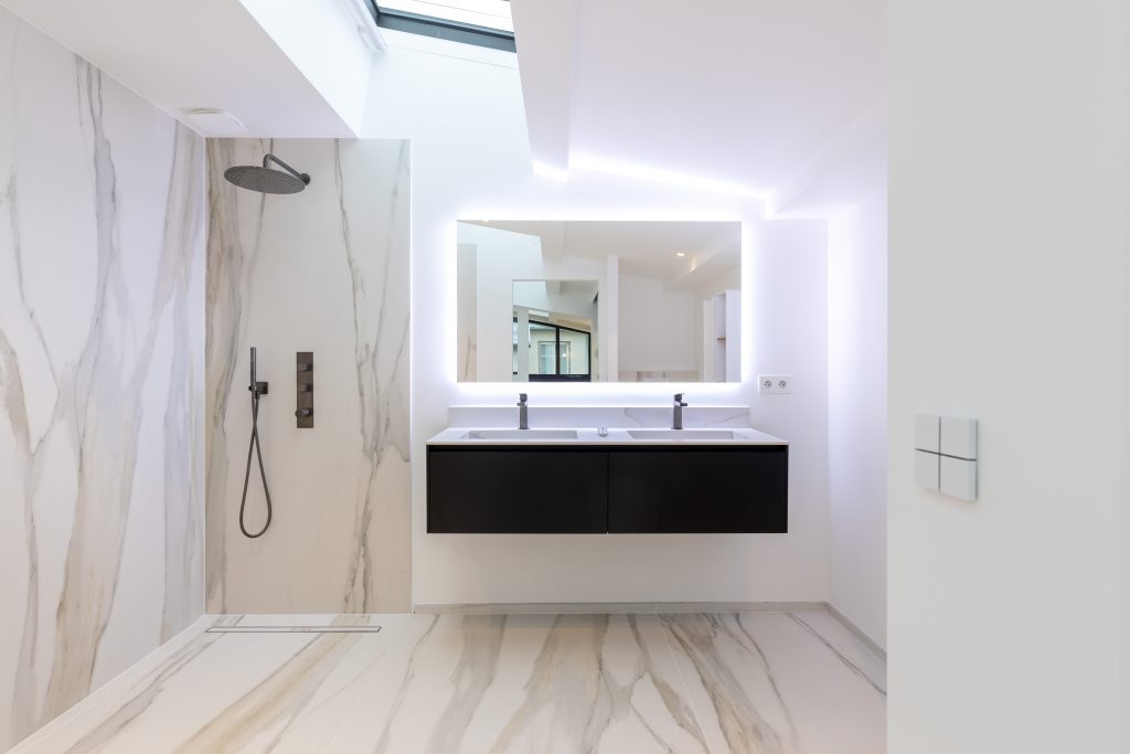 Une salle de bain marbrée et moderne pour cette rénovation parisienne