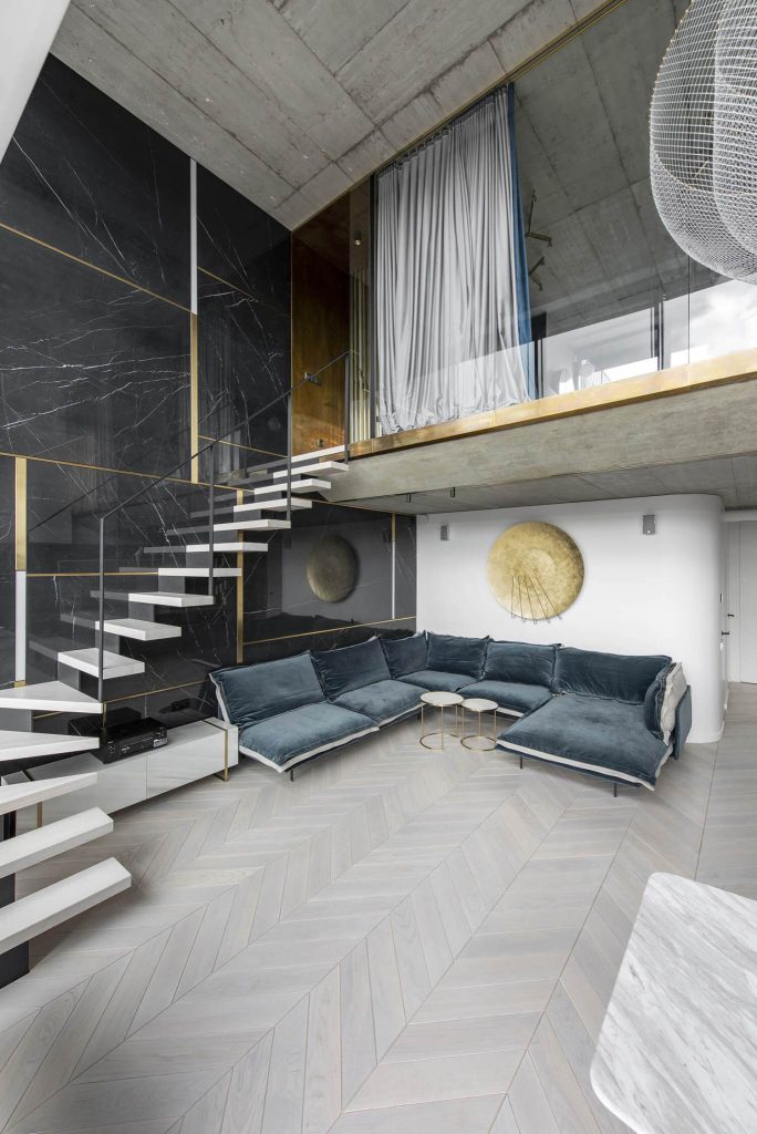 Escalier menant au coin nuit de cet appartement industriel