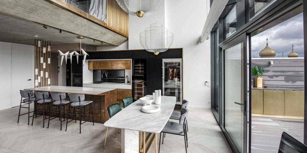Située à Naujamiestis, un quartier commerçant animé de Vilnius, une superbe rénovation d'une ancienne usine de l’époque soviétique prend vie.