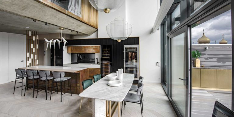 Située à Naujamiestis, un quartier commerçant animé de Vilnius, une superbe rénovation d'une ancienne usine de l’époque soviétique prend vie.