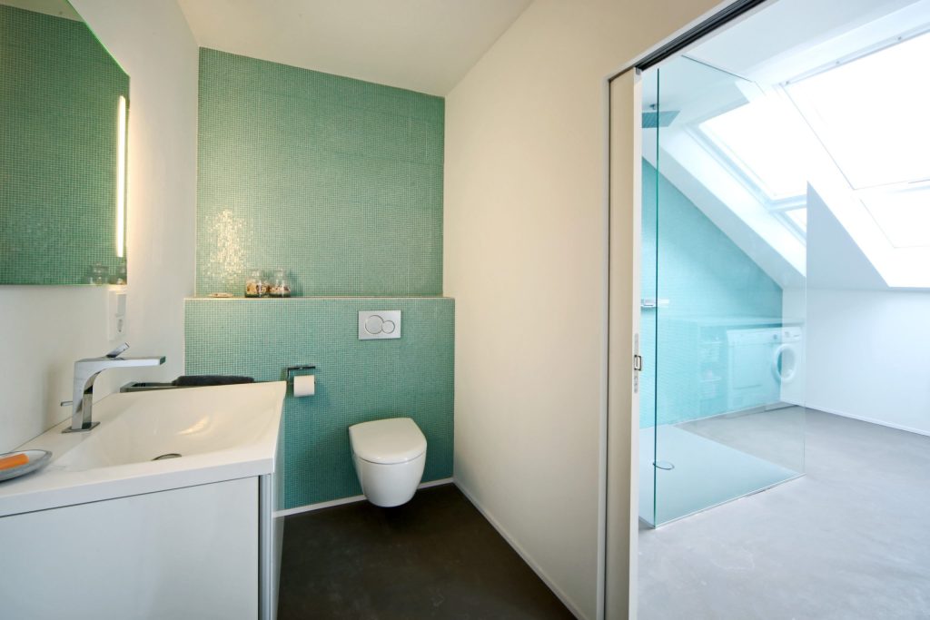 Toilette encastré et lave main pour une rénovation