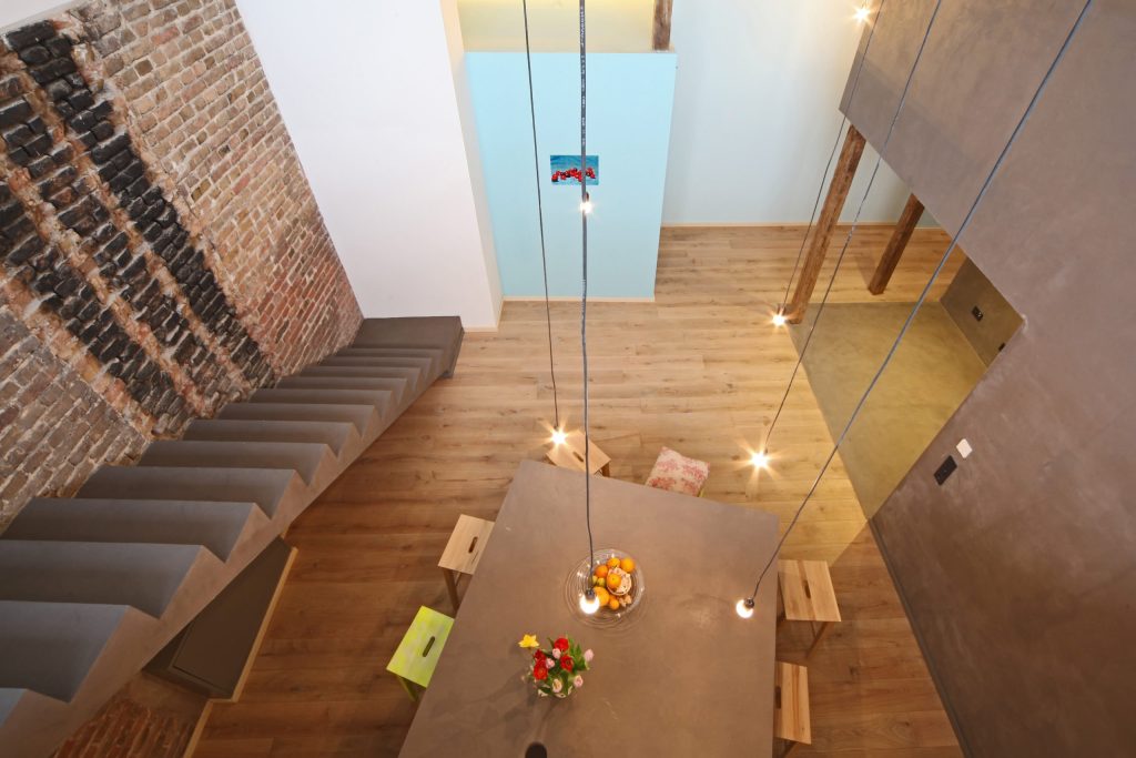 Vue de l'étage sur le rdv de cette rénovation de maison ancienne en loft