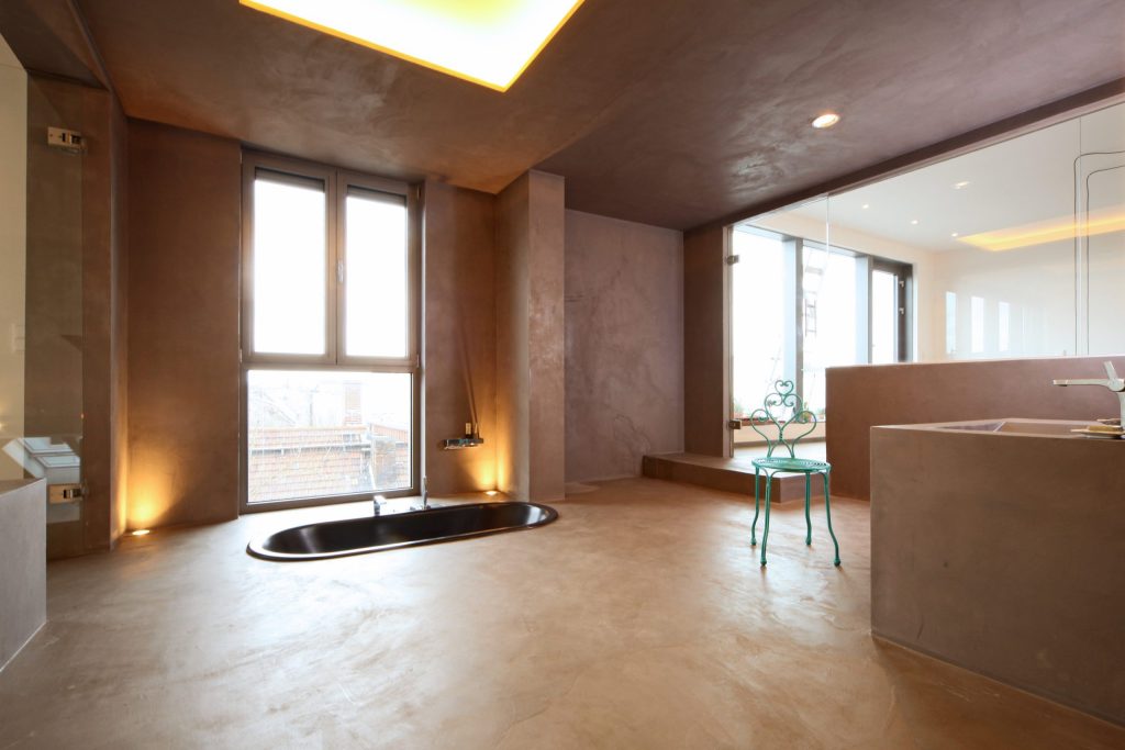 Chambre parentale avec coin baignoire et couchage