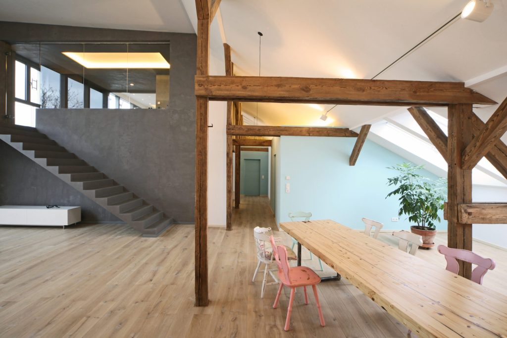 Vue sur le mur en béton et le coin salon séjour