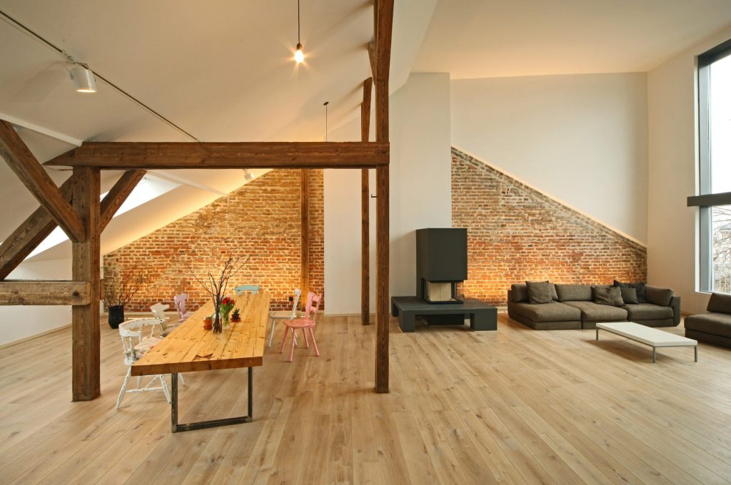Combles réaménagés : la transformation d’une ancienne maison en loft
