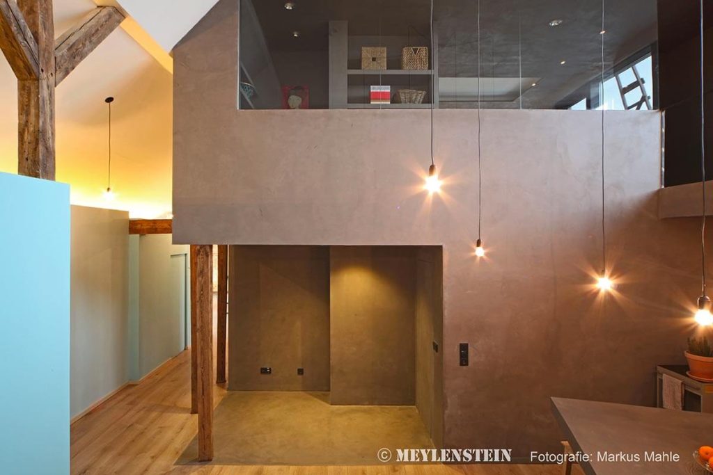 Mur en béton d'une ancienne maison en loft
