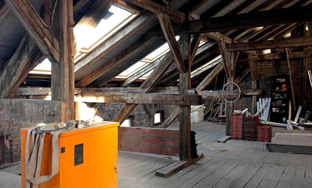 Combles avant travaux de rénovation d'une maison en loft