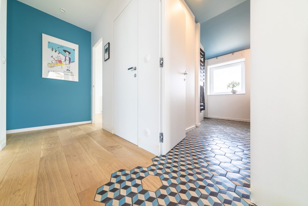 Couloir menant à la salle d'eau à l'étage de cette rénovation