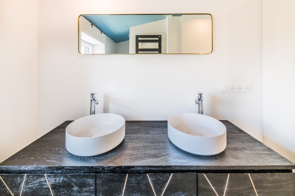 Double vasque pour cette rénovation de la salle d'eau à l'étage
