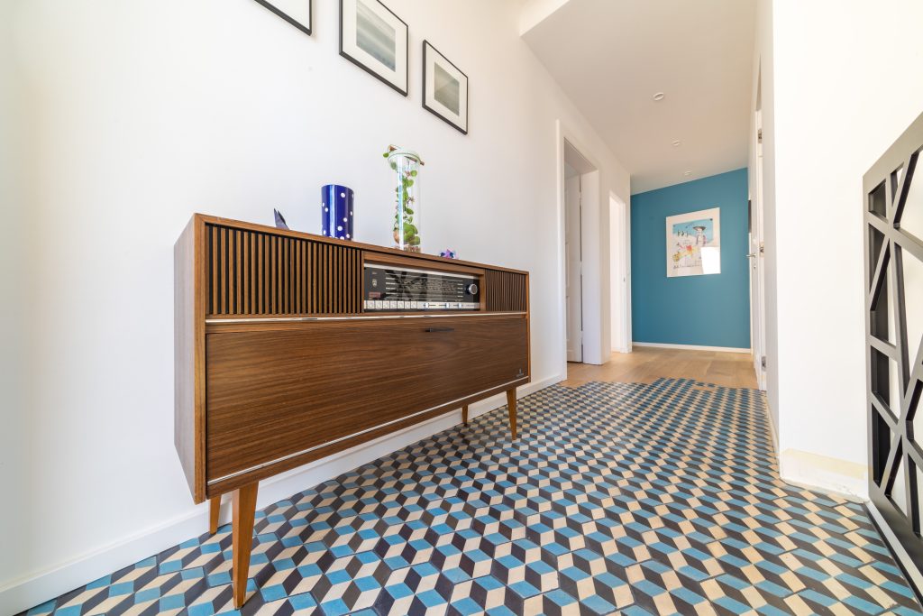 Couloir menant au coin nuit de l'étage de cette rénovation