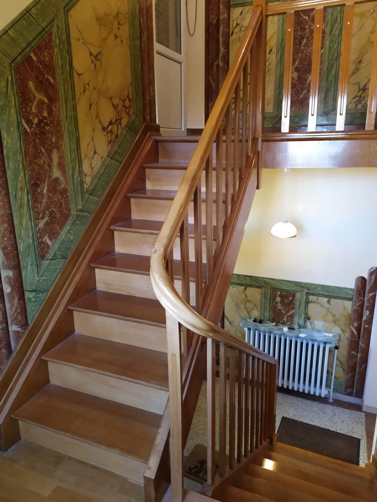 Escalier avant la rénovation du cabinet Archimel