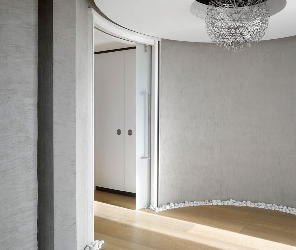 Une porte coulissante courbe pour un intérieur design