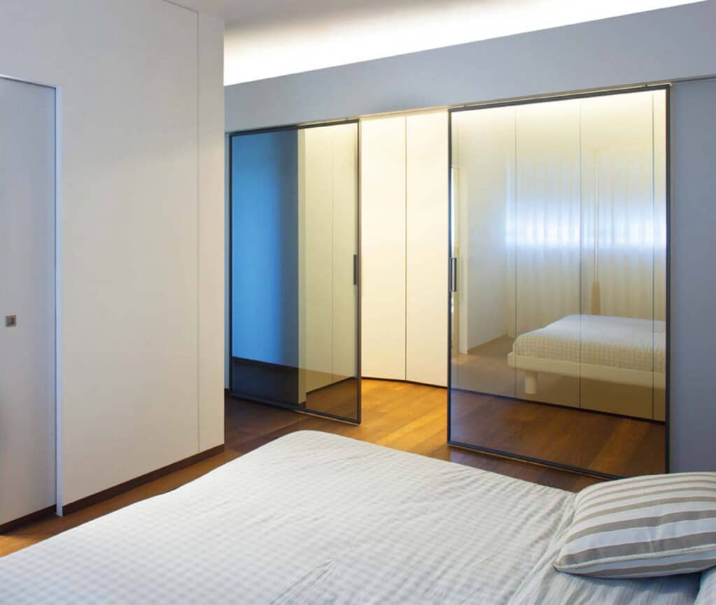 Porte verre et aluminium double vantaux pour porte coulissante invisible moderne