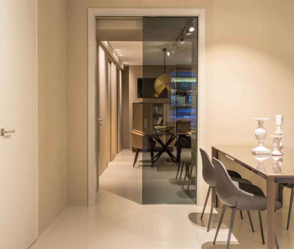 Unique avec porte coulissante tout verre