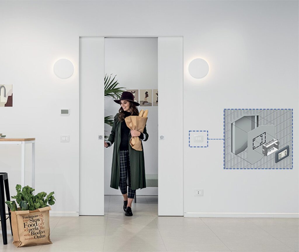 Syntesis Luce Extension permet d'installer une porte coulissante invisible double vantaux avec des points d'insertion électriques autour des portes coulissantes