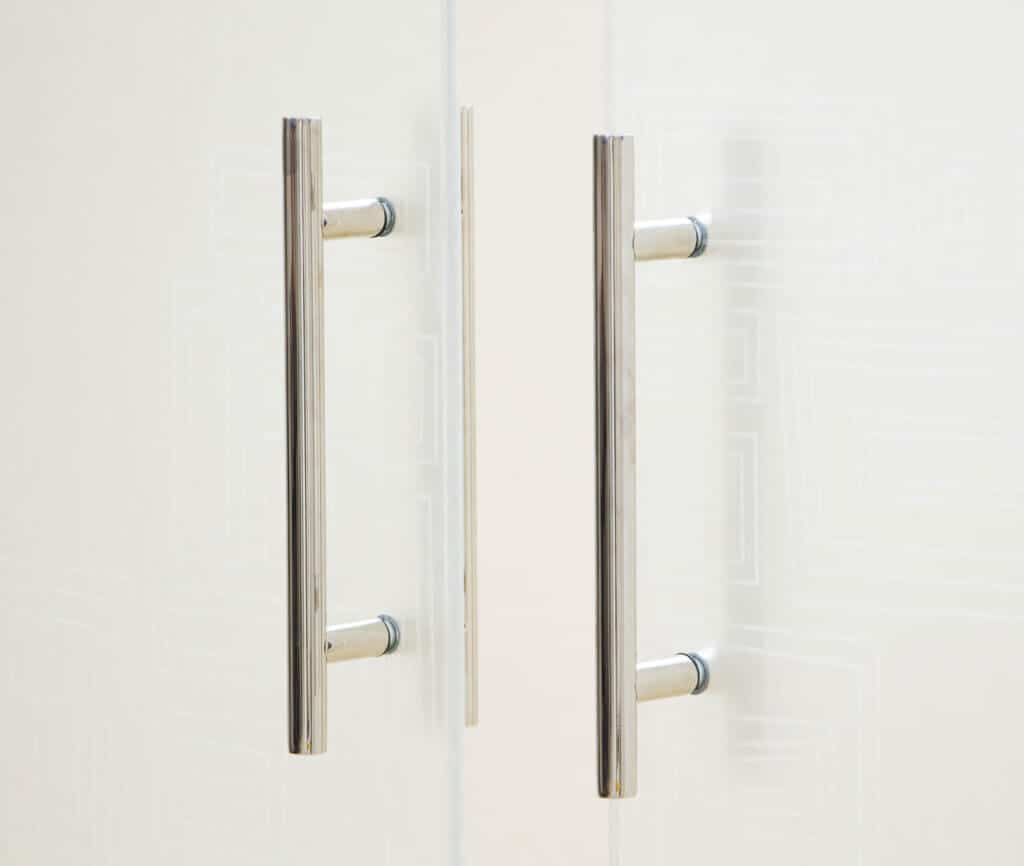 Poignée pour portes coulissantes tout verre