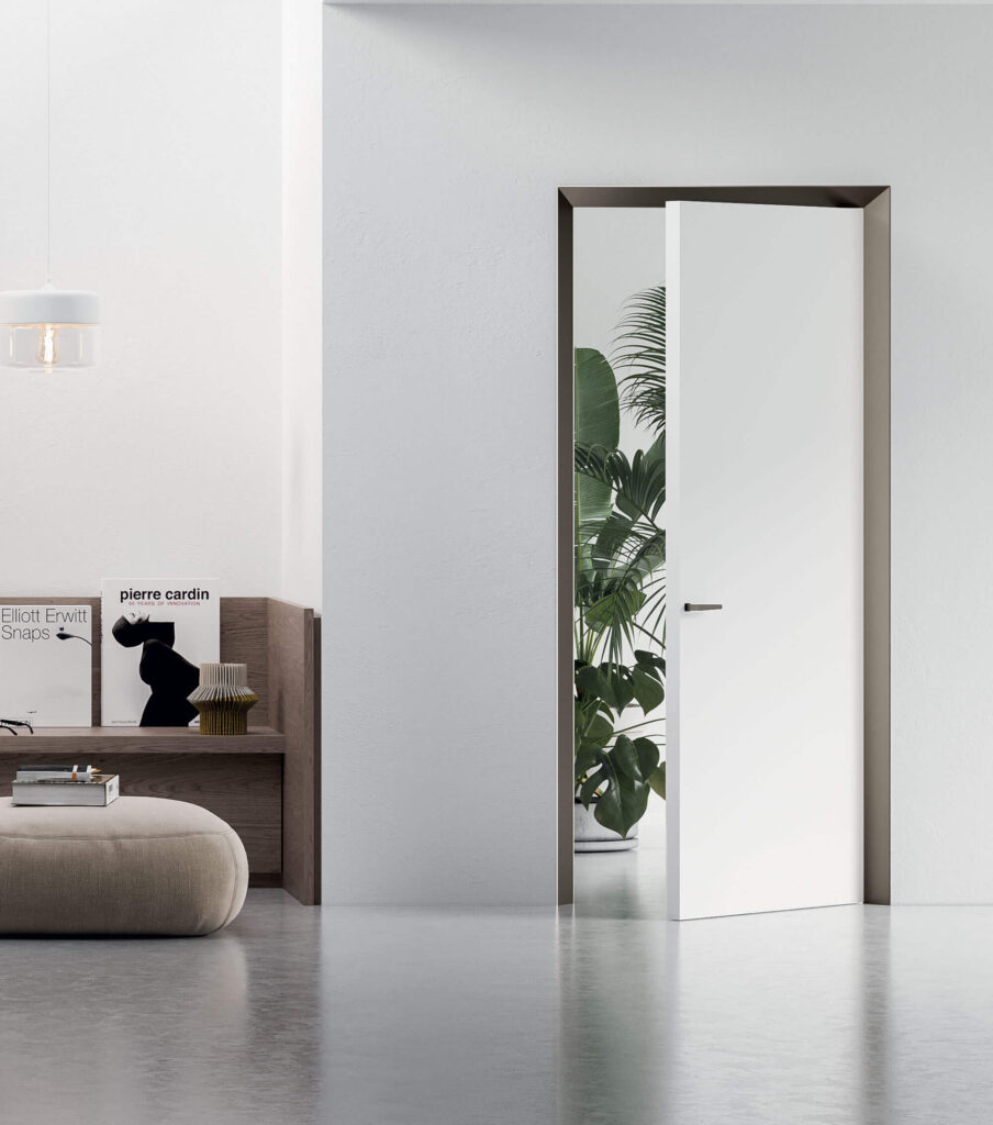 ECLISSE 40 porte battante architecturale avec son cadre en aluminium incliné à 40° et affleurante de l'autre côté