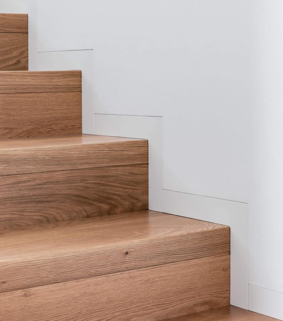 Plinthe affleurante sans sur-épaisseur grâce au support de plinthe Syntesis