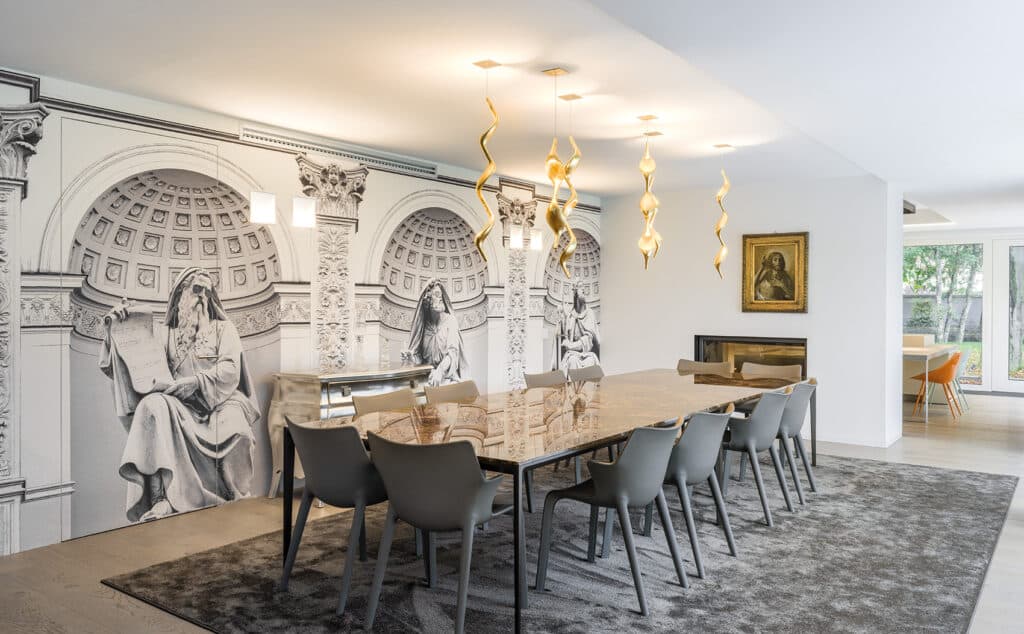 Syntesis Battant porte battante affleurante incrusté avec un papier peint similaire à celle de la cloison dans ce salon