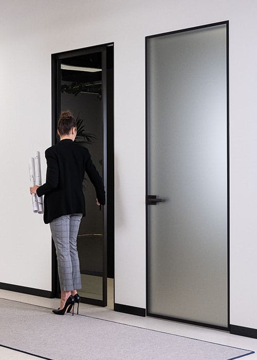 Porte coulissante et battante et verre et aluminium par ECLISSE avec les modèles de la collection Syntesis