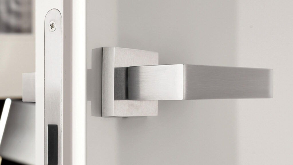 Poignées de porte battantes à fleur de mur ECLISSE