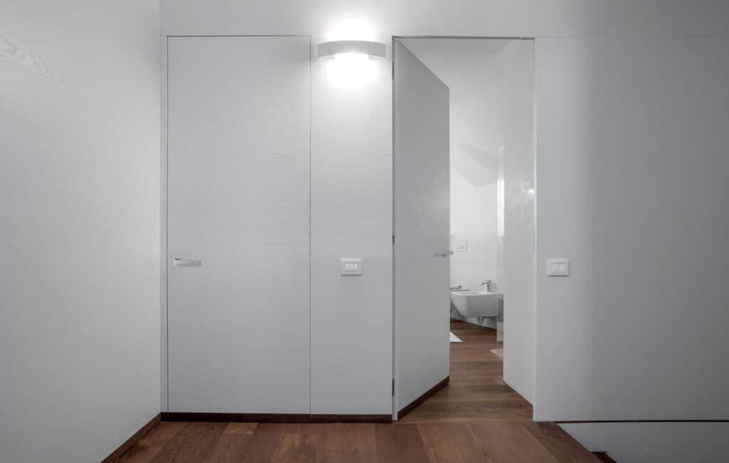 Portes affleurantes ECLISSE qui deviennent invisibles et se fondent dans le mur