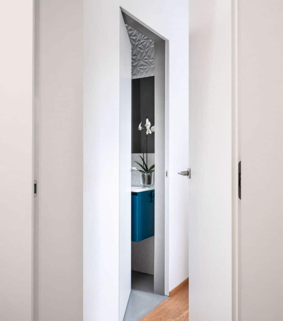 Une porte battante affleurante avec charnière invisible