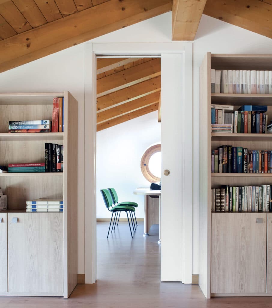 Unique porte coulissante sans habillage pour un bureau moderne