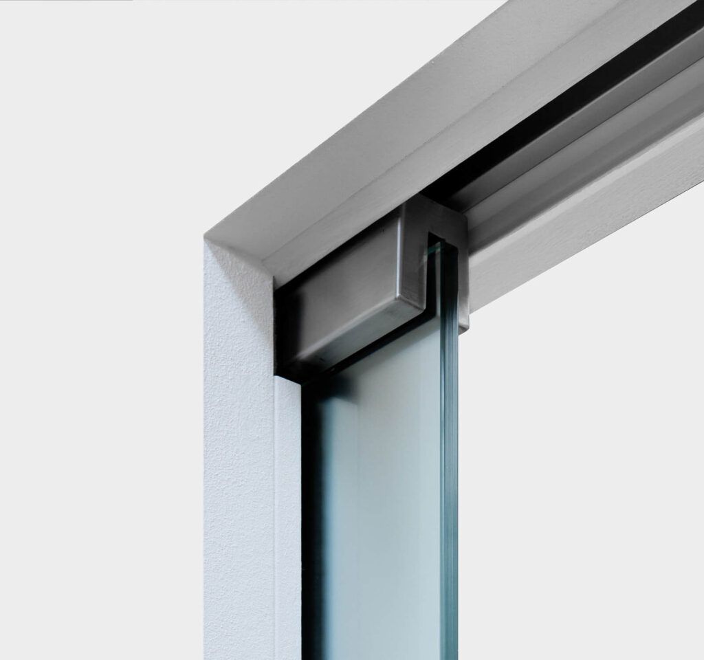 kit vitro pour porte coulissante invisible. Installation d'une porte tout verre dans un châssis Syntesis de chez ECLISSE