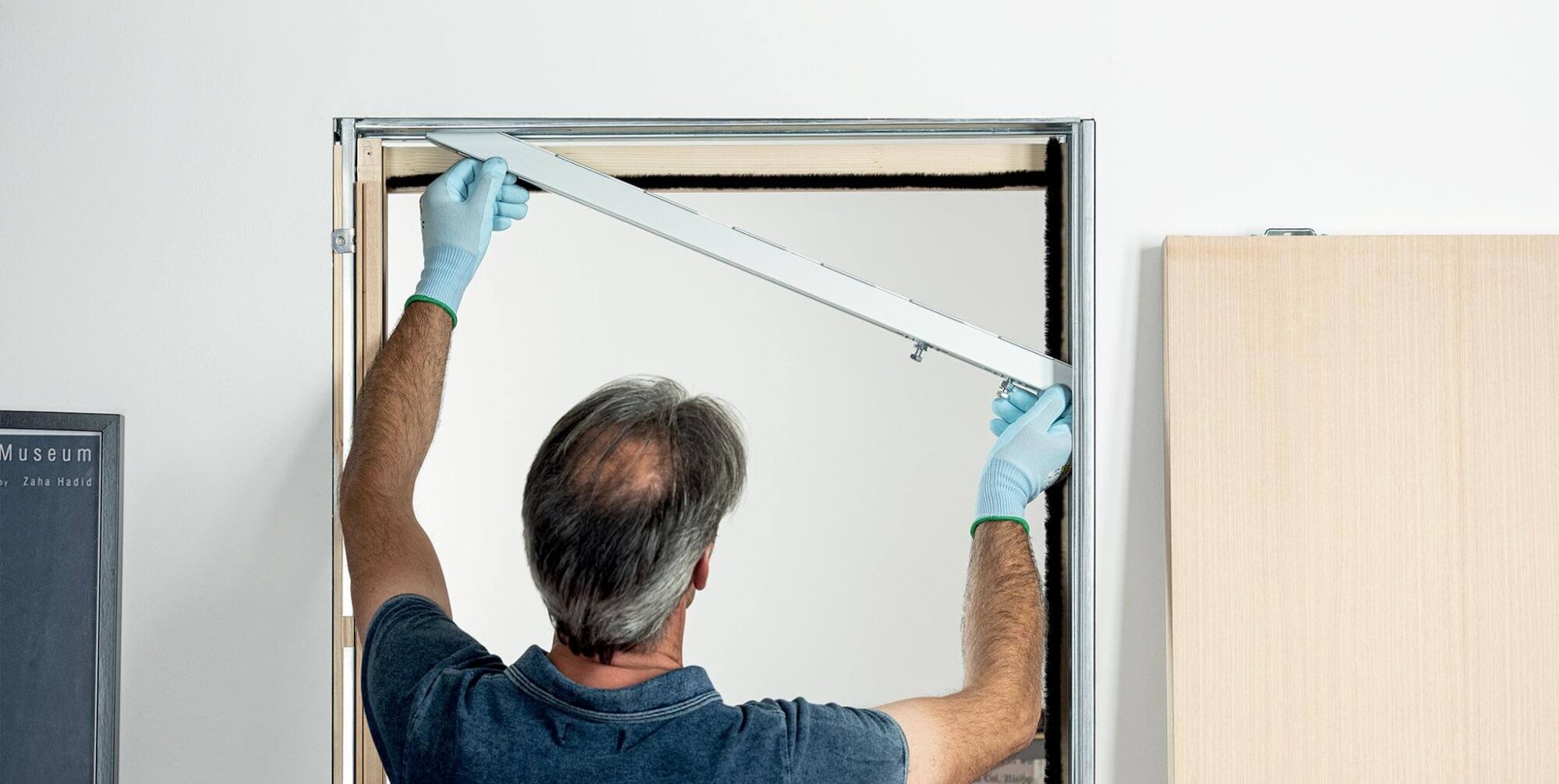 assemblage de porte coulissante à l'intérieur du mur