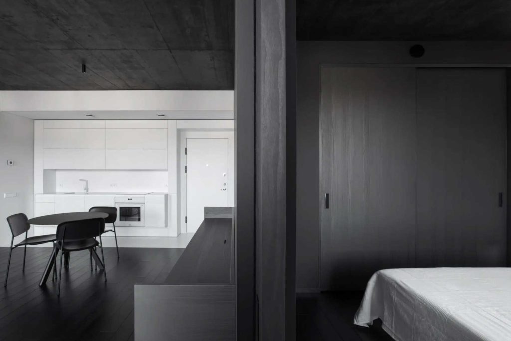 Optimisation d'espace avec des portes coulissantes dans cet appartement à Vilnius.