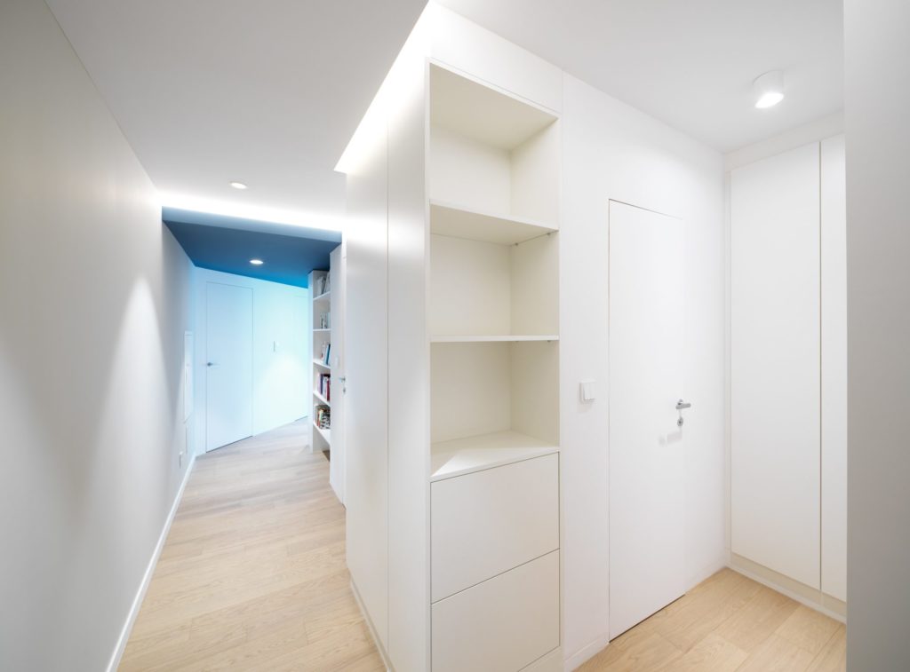 Couloir donnant sur plusieurs portes affleurantes Eclisse Syntesis Battant.