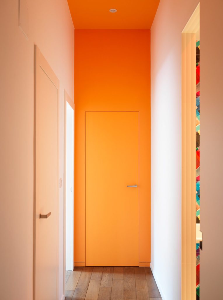 Porte battante affleurante d'un côté et architecturale de l'autre ECLISSE 40