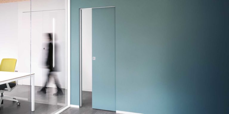 Porte coulissante invisible sans habillage Syntesis Line pour un projet d'open space