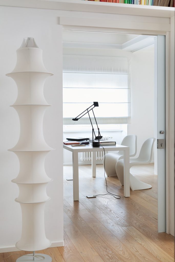 Un coin bureau fermé par une porte coulissante en verre