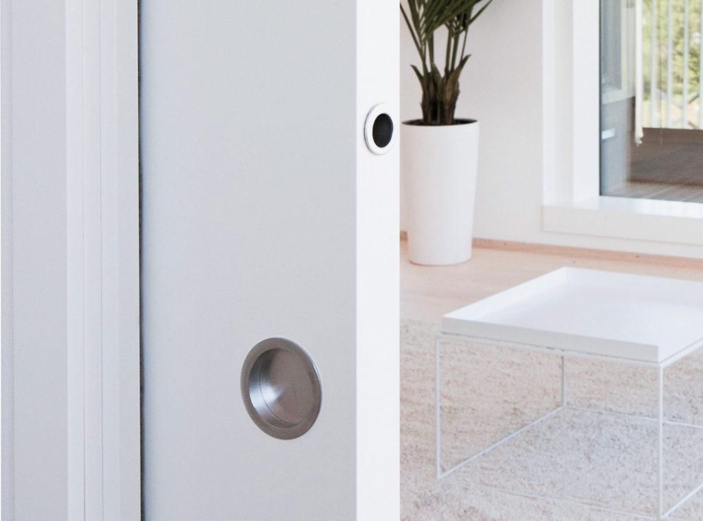 Porte en bois avec tire-doigt pour dissimuler la porte coulissante