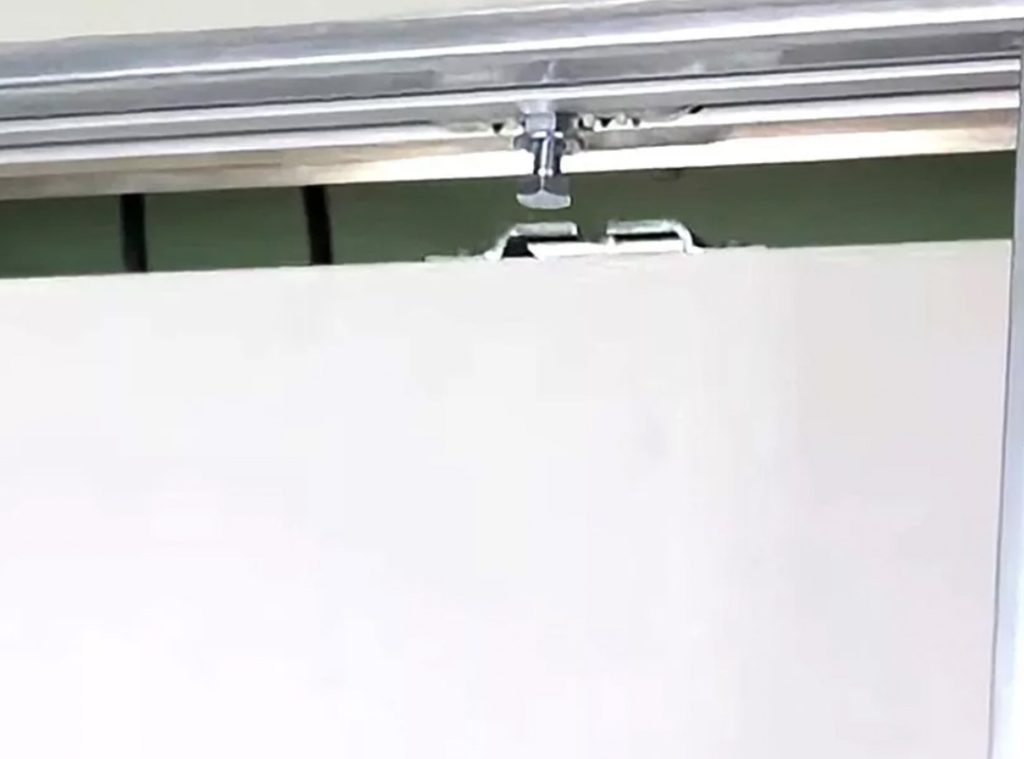 Déloger la plaque de son goulon pour extraire la porte coulissante