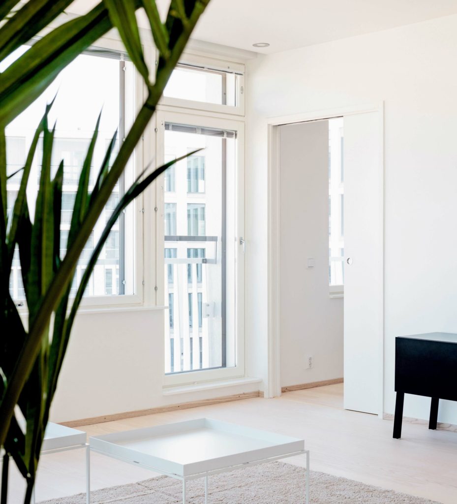 Unique 95, une porte coulissante avec habillage. Elle convient en neuf comme ne rénovation.