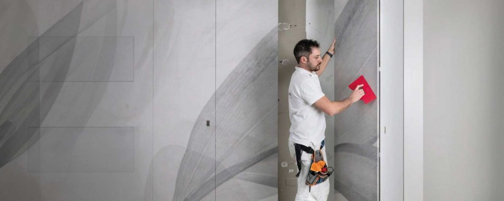 Application d'un papier peint sur une porte affleurante ECLISSE