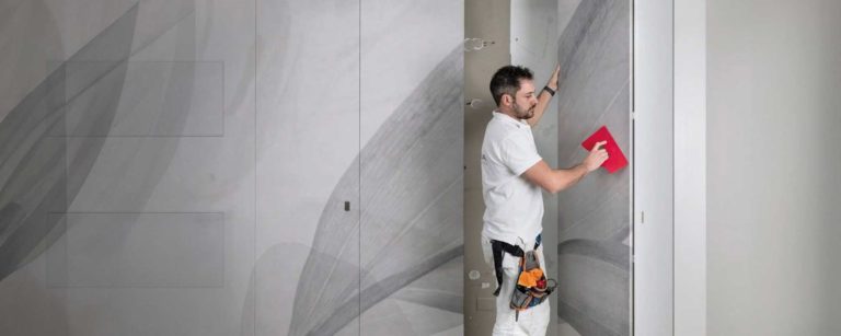 Application d'un papier peint sur une porte affleurante ECLISSE
