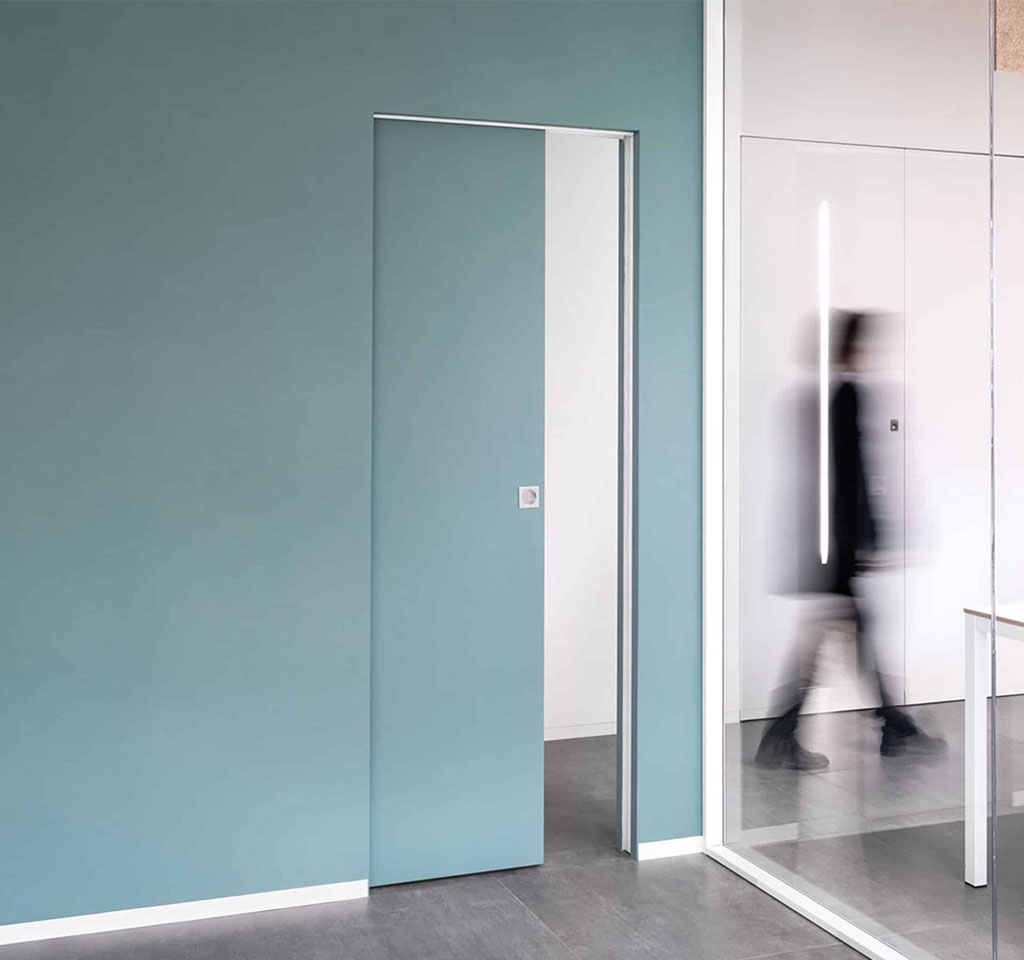 une porte coulissante invisible Syntesis Line pour un intérieur raffiné et moderne