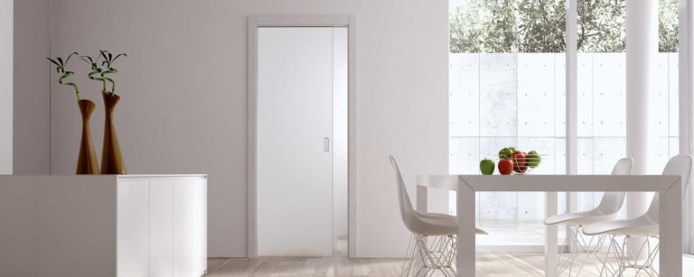 Le guide complet pour installer une porte coulissante contre un mur existant. Suivez chaque étape pas à pas.