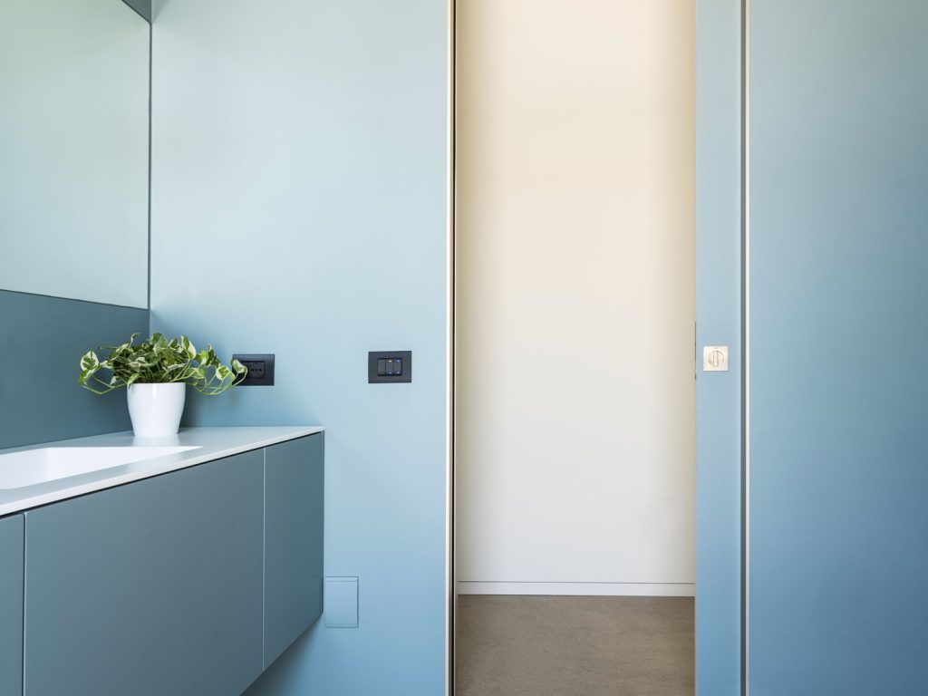 Syntesis Line offre une ligne épurée avec cette porte coulissante invisible par ECLISSE