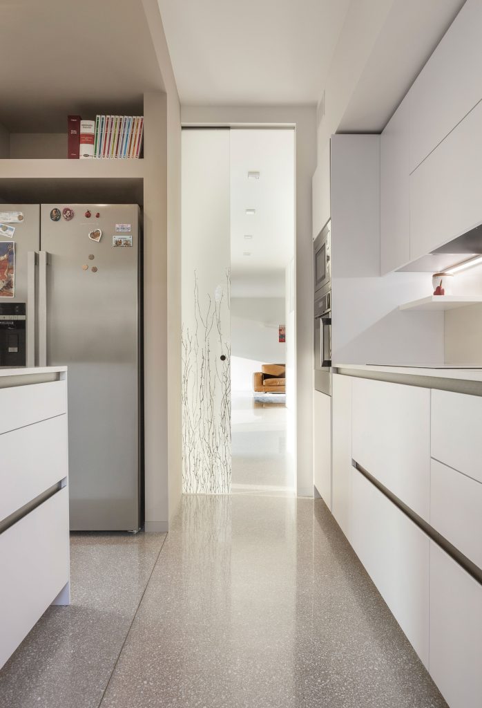 porte coulissante en verre entre la cuisine et le salon