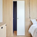 Syntesis Line porte coulissante invisible en bois pour une chambre à coucher