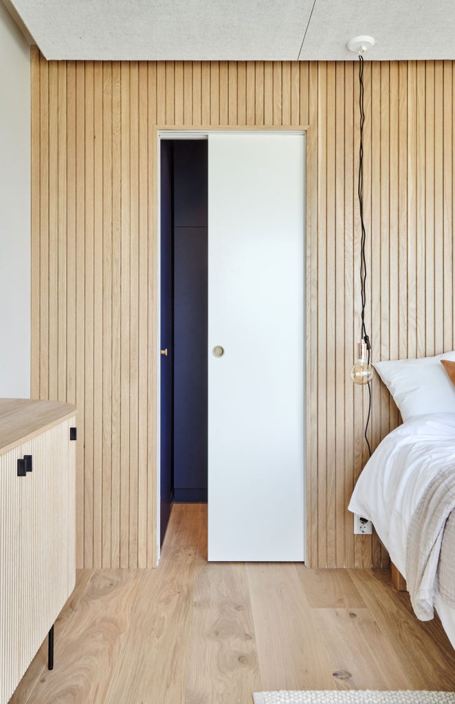 Syntesis Line porte coulissante invisible en bois pour une chambre à coucher