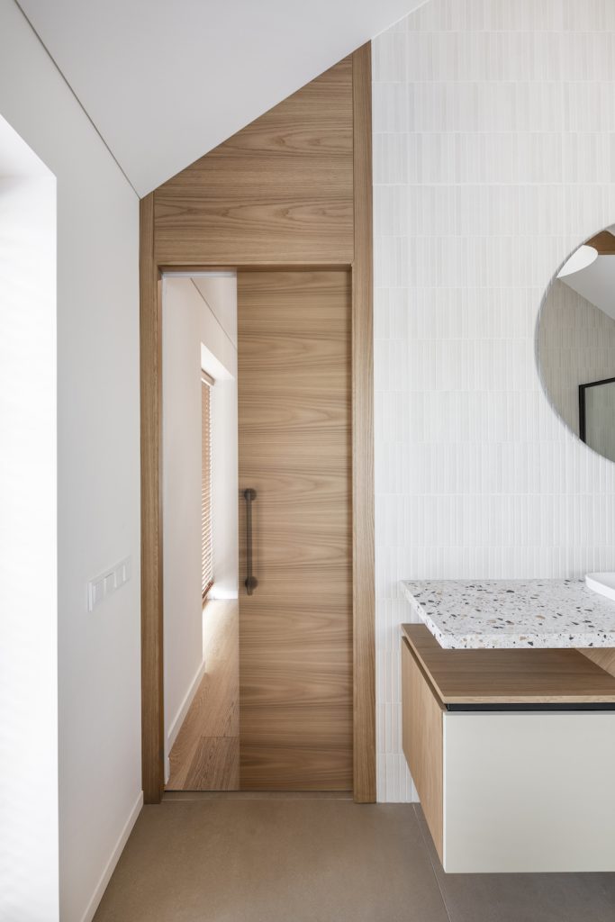 Syntesis Line porte coulissante sans habillage porte essence bois pour une salle de bain