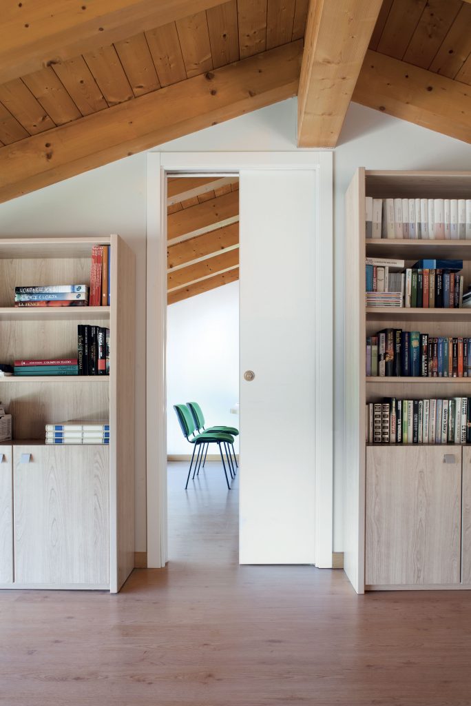 une porte coulissante avec habillage qui s'intègre parfaitement au projet de rénovation, Unique de chez ECLISSE
